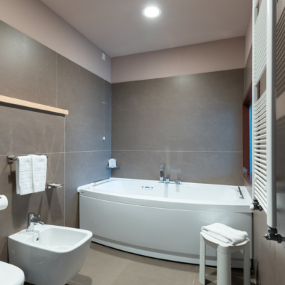 Aqualux Round Suite Bathroom