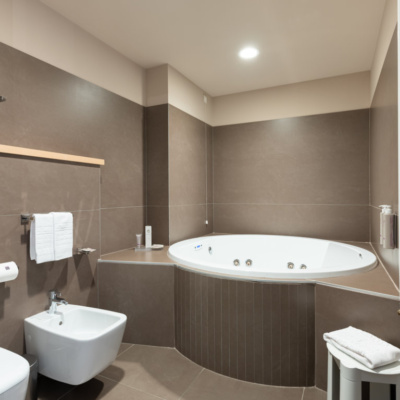 Bathroom aqualux round suite
