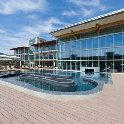 Piscina-Esterna-Hotel-4-stelle-a-Bardolino