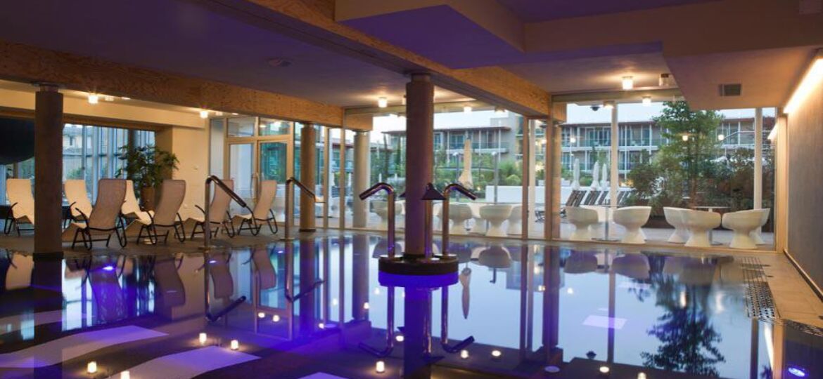 lettini-piscina-interna-hotel-aqualux-bardolino
