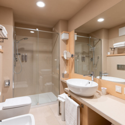 round suite aqualux bathroom